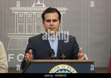 Der Gouverneur von Puerto Rico, Ricardo Rossello, spricht während einer Pressekonferenz über Hilfsmaßnahmen nach dem Hurrikan Maria vom 10. November 2017 in San Juan, Puerto Rico. (Foto von Joseph E. Brooks über Planetpix) Stockfoto