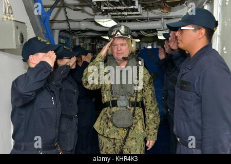 Thomas Ishee, der stellvertretende Kommandant der US Navy, verlässt das Kommando- und Kontrollschiff der US Navy Blue Ridge-Klasse USS Mount Whitney am 9. November 2017 im Mittelmeer. (Foto von Michael Feddersen über Planetpix) Stockfoto