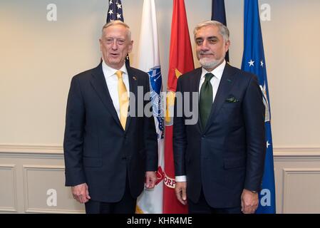 US-Verteidigungsminister James Mattis (links) trifft sich mit dem afghanischen Chief Executive Abdullah Abdullah im Pentagon am 15. November 2017 in Washington, DC. (Foto von Amber I. Smith via Planetpix) Stockfoto