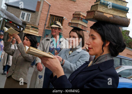 Hay Festival in Hay-on-Wye mit Straßenkünstler mit Büchern auf ihre Köpfe, Buchhandlungen, Liegestühle etc. Stockfoto