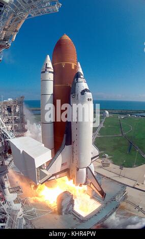 Das NASA Space Shuttle Columbia startet vom Kennedy Space Center Launch Pad 39b der STS-58 Mission Oktober 18, 1993 in Merritt Island, Florida zu beginnen. (Foto: Nasa Foto über planetpix) Stockfoto