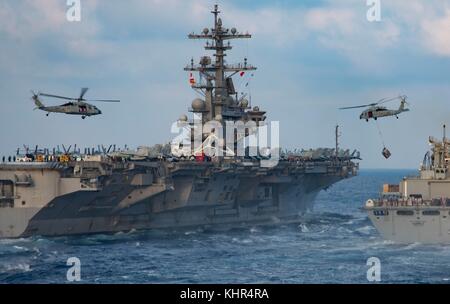 Zwei U.S. Navy MH-60s seahawk Hubschrauber transport Lieferungen zwischen der US Navy Flugzeugträger der Nimitz-Klasse George H.W. Bush (links) und die US-Navy supply-Klasse schnell - Combat support Ship usns Juni 14, 2017 im Mittelmeer. (Foto von Patrick Ian crimmins über planetpix) Stockfoto