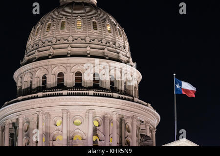 Fahnen wehen im Wind nach Nacht fällt auf die Landeshauptstadt in Austin Stockfoto