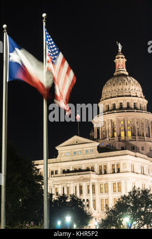 Fahnen wehen im Wind nach Nacht fällt auf die Landeshauptstadt in Austin Stockfoto