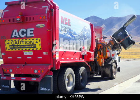 Eine automatische arm Müllwagen Abholung Müll an der Kandare. Stockfoto