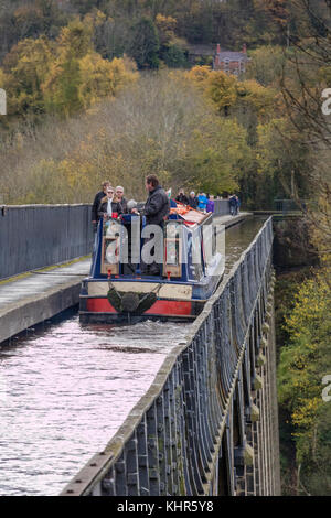 Die pontcysyllte Aquädukt auf dem Llangollen-kanal Überquerung des Flusses Dee in herbstlichen Farben, Denbighshire, North Wales, UK Stockfoto