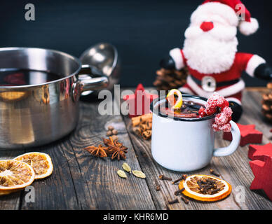 Glühwein in einem Eisen blau Tasse und weihnachten santa claus Stockfoto