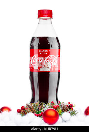 LONDON, UK - 17. November 2017 Flasche: Von Classic Coca-Cola auf weißem Hintergrund weihnachtsausgabe mit Dekoration. Coca-Cola ist eine der populärsten Stockfoto