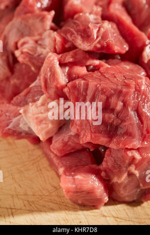 Stücke von rohem Rindfleisch für Eintopf, manchmal auch sogenannte tewing Steak" in Großbritannien Stockfoto