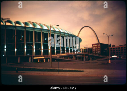 Busch Stadium und Arch bei Sonnenuntergang, Saint Louis, Missouri, USA, 1967 Stockfoto