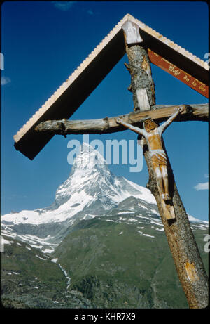 Bildstock mit Matterhorn im Hintergrund, Zermatt, Schweiz, 1964 Stockfoto