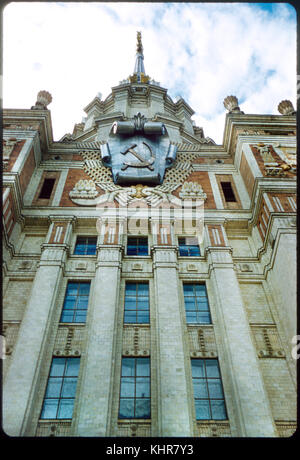 Low Angle View von Hammer und Sichel Symbol auf Gebäude, das Moskauer Staatliche Lomonossov-Universität, Moskau, den USA, 1958 Stockfoto