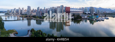 Panoramablick auf die Stadt Blick auf die Skyline von Downtown Vancouver um False Creek Bereich von einer Antenne Perspektive. in British Columbia, Kanada, durin eine Farbe Stockfoto