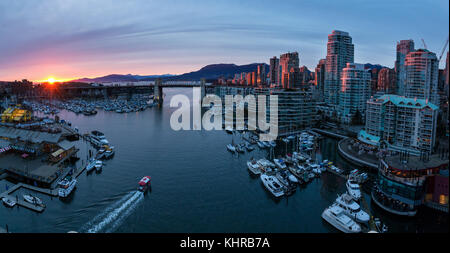 Antenne Aussicht auf Downtown Vancouver, BC, Kanada um Granville Island Public Market und False Creek. Während ein bewölkter Sonnenuntergang genommen. Stockfoto