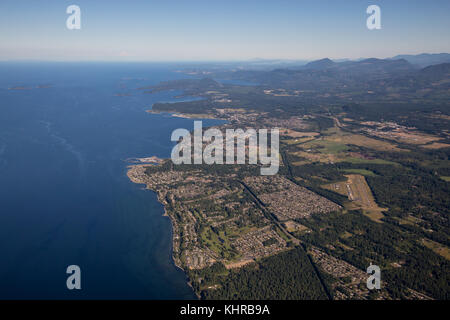 Qualicum Beach von einer Antenne Perspektive am Ufer des Straße von Georgia in Vancouver Island, British Columbia, Kanada. Während eines sonnigen Sommer genommen Stockfoto