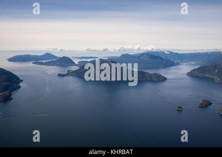 Howe Sound, Bergen, Inseln und das Meer gesehen von einer Antenne Perspektive. nördlich von Vancouver, British Columbia, Kanada. Stockfoto