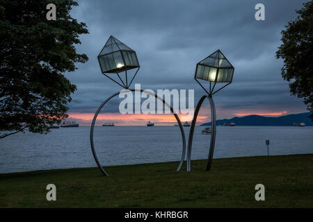 Downtown Vancouver, British Columbia, Kanada - 28. Mai 2016 - künstlerische Leuchten in Form von Ringen im Sunset Beach Park. Stockfoto