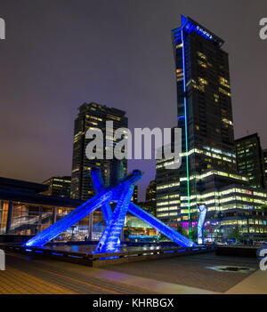 Downtown Vancouver, British Columbia, Kanada - 28. Mai 2016 - olympische Fackel in der Nähe von Vancouver Convention Center während der Nacht. Stockfoto