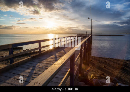 Sonnenuntergang am Strand von der hölzernen Quay. in blackie Spit, whiterock, Greater Vancouver, British Columbia, Kanada. Stockfoto