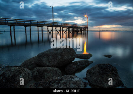 Sonnenuntergang am Strand von der hölzernen Quay. in blackie Spit, whiterock, Greater Vancouver, British Columbia, Kanada. Stockfoto