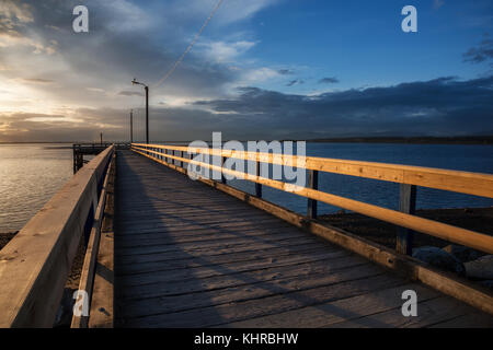 Sonnenuntergang am Strand von der hölzernen Quay. in blackie Spit, whiterock, Greater Vancouver, British Columbia, Kanada. Stockfoto