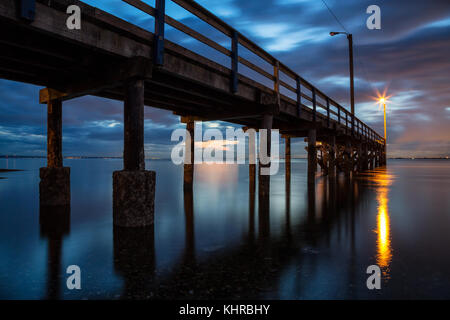 Sonnenuntergang am Strand von der hölzernen Quay. in blackie Spit, whiterock, Greater Vancouver, British Columbia, Kanada. Stockfoto