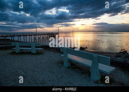 Bänke vor einem wunderschönen Sonnenuntergang am Strand von der hölzernen Quay. in blackie Spit, whiterock, Greater Vancouver, British Columbia, Kanada. Stockfoto