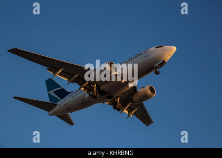 Internationalen Flughafen Vancouver, British Columbia, Kanada - 11. September 2016 - westjet Boeing 737 Jet Flugzeug im Endanflug für die Landung. Stockfoto