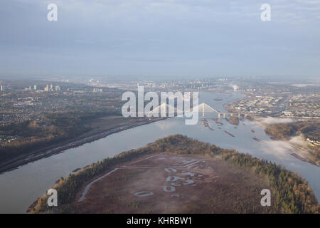 Luftaufnahme auf Douglas Island, Fraser River und Port mann Bridge. am frühen Morgen. Stockfoto