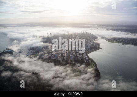 Luftbild der Innenstadt von Vancouver, British Columbia, Kanada, in den Wolken bedeckt. Während einer nebligen Winter Sonnenaufgang genommen. Stockfoto