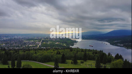 Antenne Aussicht auf Vancouver city von Burnaby Mountain Park, British Columbia, Kanada. Bei einem Sonnenuntergang. Stockfoto