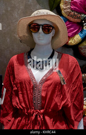 Fenster anzuzeigen. Frau Dress Shop Fenster anzuzeigen. Weibliche Kleidung. Kleidung Shop. Stockfoto