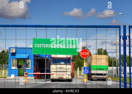 Lastkraftwagen Pass durch die Sicherheitskontrolle der Logistik Komplex mit den Zollbehörden. Stockfoto