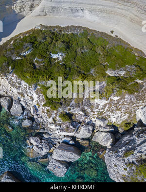 Luftaufnahme auf weißem Kalkstein Felsen, Klippen. Bonifacio. Korsika, Frankreich. Straße von Bonifacio zwischen Korsika aus Sardinien Stockfoto