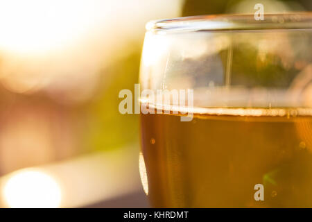 Weißwein Glas auf unscharfen Hintergrund close-up Stockfoto