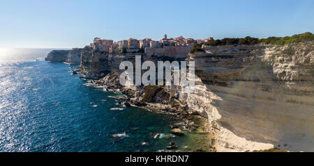 Luftaufnahme von Bonifacio Altstadt, erbaut auf Felsen aus weissem Kalkstein, Klippen. Hafen. Korsika, Frankreich. Straße von Bonifacio Stockfoto