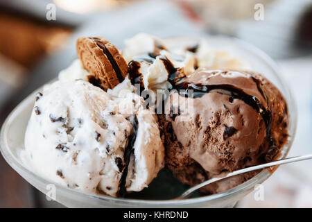 Eisbecher mit Schokoladensauce und Cookie Stockfoto