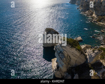 Luftaufnahme auf weißem Kalkstein Felsen, Klippen. Bonifacio. Korsika, Frankreich. Straße von Bonifacio zwischen Korsika aus Sardinien Stockfoto