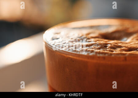 Eiskaffee in hohes Glas mit Schaum und Blasen Stockfoto