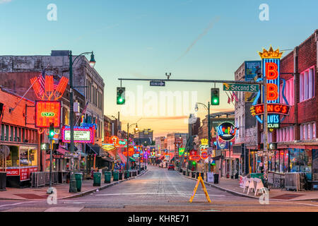 MEMPHIS, Tennessee - 25. AUGUST 2017: Blues Clubs auf der historischen Beale Street in der Dämmerung. Stockfoto