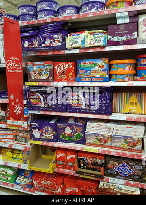 Ennis, Irland - Nov 18th, 2017: Tesco Stores in Ennis, County Clare, Irland. Auswahl von verschiedenen Weihnachten Schokoladen, Süßigkeiten, Kekse. Stockfoto