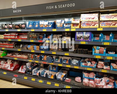 Ennis, Irland - 17.November.2017: Aldi Stores in Ennis, County Clare, Irland. Auswahl von verschiedenen Irish Seafood Stockfoto