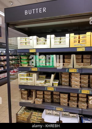 Ennis, Irland - 17.November.2017: Aldi Stores in Ennis, County Clare, Irland. Auswahl von verschiedenen irische Butter Stockfoto