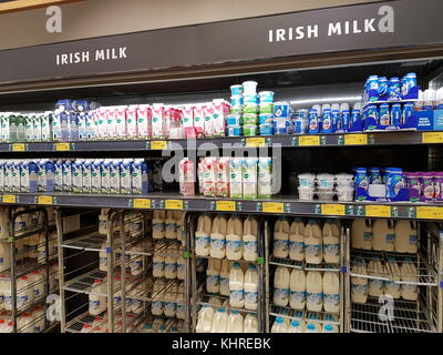 Ennis, Irland - 17.November.2017: Aldi Stores in Ennis, County Clare, Irland. Auswahl von verschiedenen irischen Milch Stockfoto