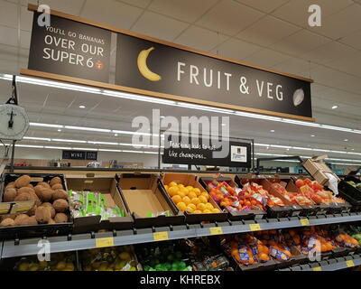 Ennis, Irland - 17.November.2017: Aldi Stores in Ennis, County Clare, Irland. Auswahl von verschiedenen Obst und Gemüse Stockfoto