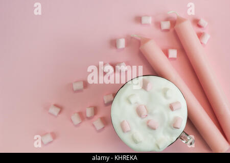 Ansicht von oben Trinken whith marchmallows und Schlagsahne auf Rosa pastell Hintergrund Stockfoto