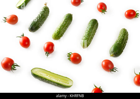 Frisches Gemüse - Gurken und Tomaten auf weißem Hintergrund. Muster flach. Ansicht von oben. Stockfoto