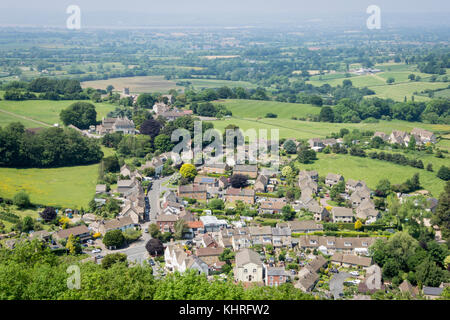 Blick auf das Dorf North Nibley von der Oberseite des tyndale Denkmal auf dem Cotswold Way, Gloucestershire, Vereinigtes Königreich Stockfoto