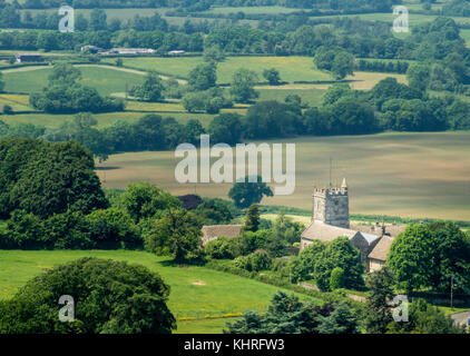 Blick auf St. Martin's Church und die umliegende Landschaft in der Ortschaft North Nibley, von der Oberseite des tyndale Denkmal auf dem Cotswold Way, glouc Stockfoto