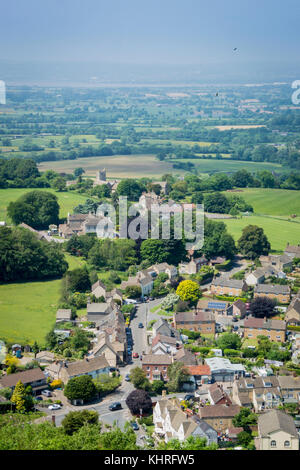 Blick auf das Dorf North Nibley von der Oberseite des tyndale Denkmal auf dem Cotswold Way, Gloucestershire, Vereinigtes Königreich Stockfoto